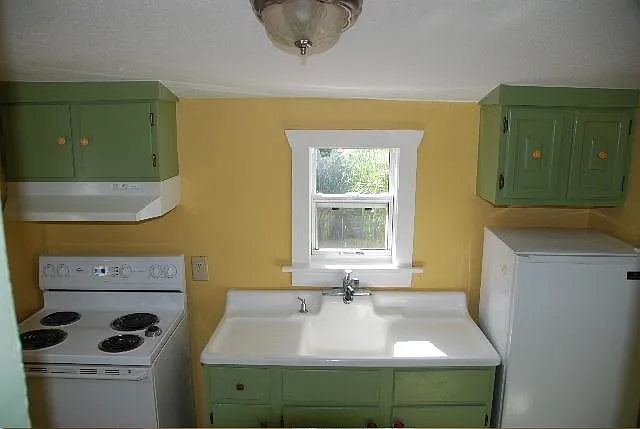 208 E Voorhis Ave #4 — Photo 9