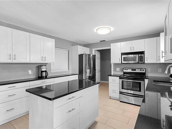 4th image of 1124 Carvell Dr