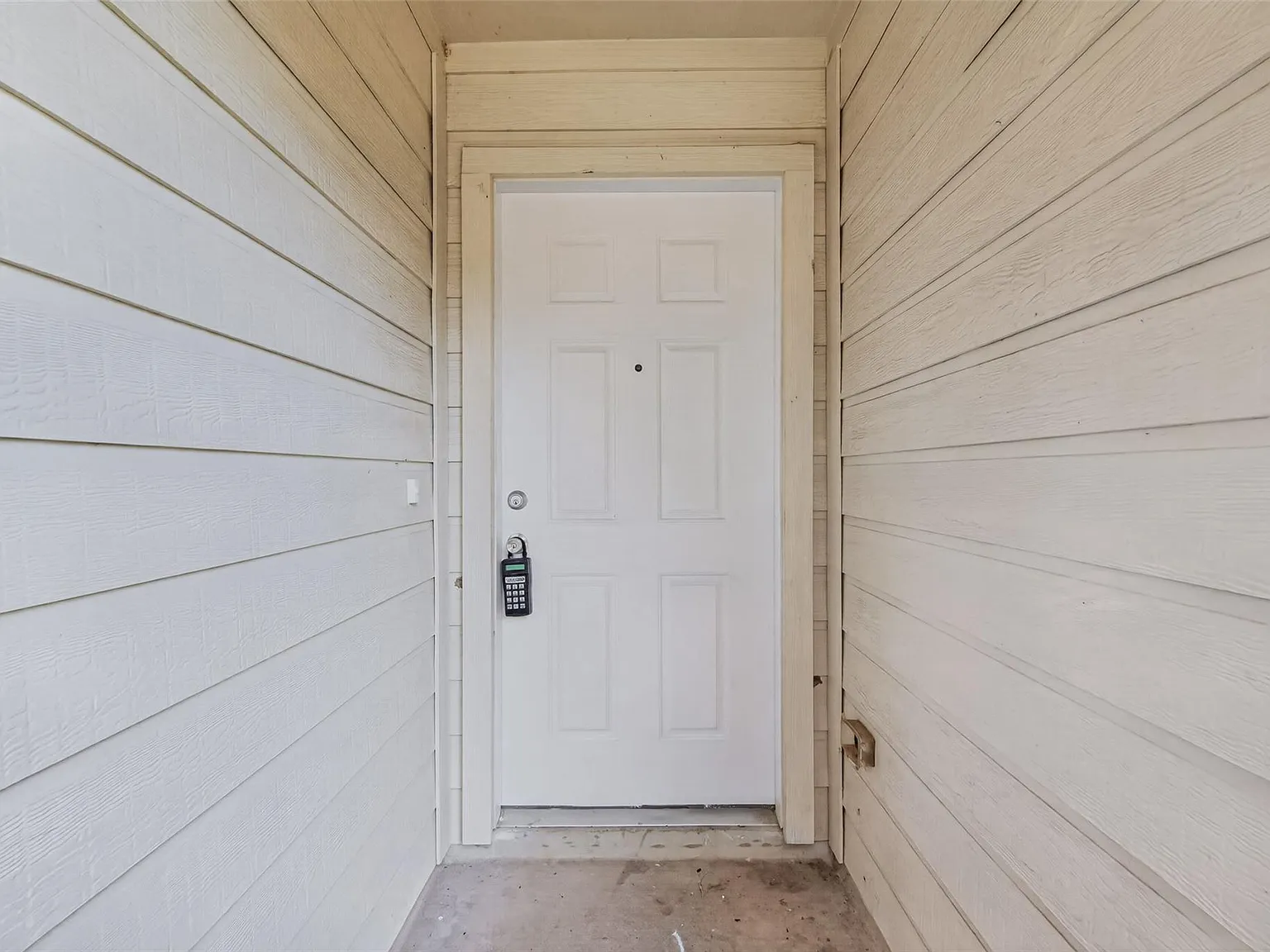 4 bed, 2.0 bath, 1652 sqft, $1,900 — Photo 2