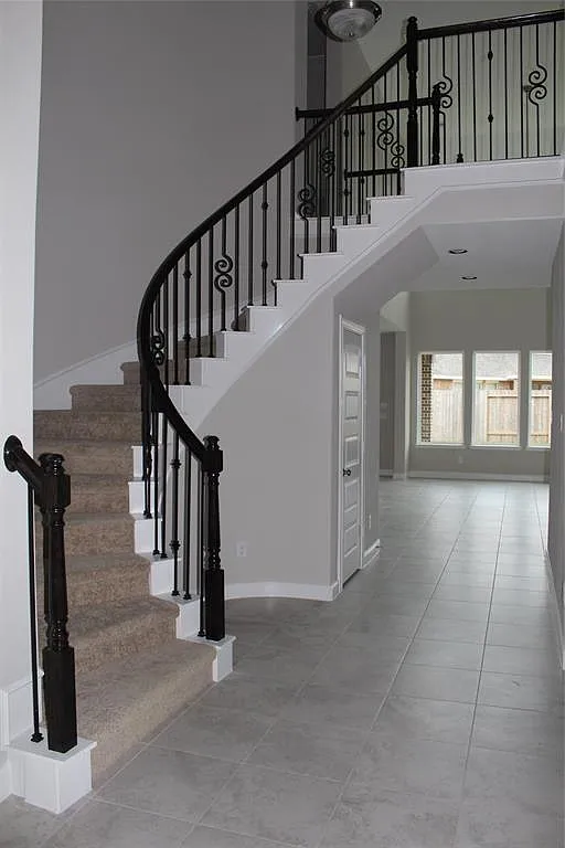 4 bed, 3.5 bath, 3328 sqft, $3,200 — Photo 4
