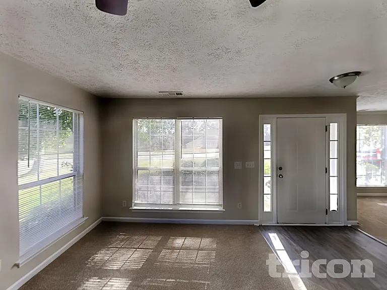 936 Edgewood Ln — Photo 2