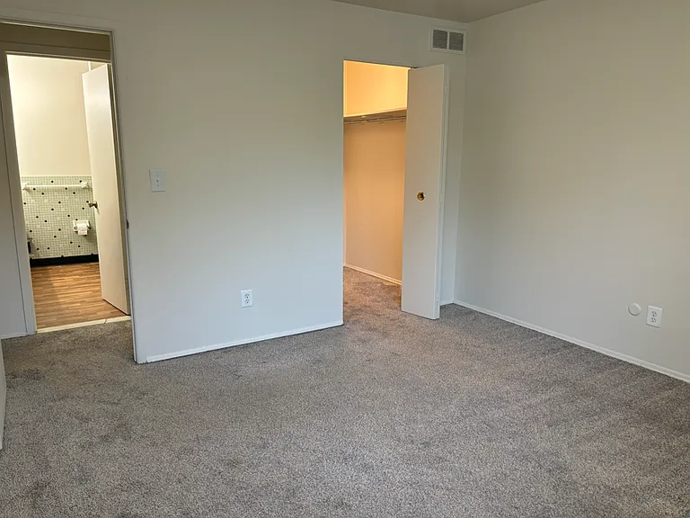 Lincoln Woods Apartments — Photo 11