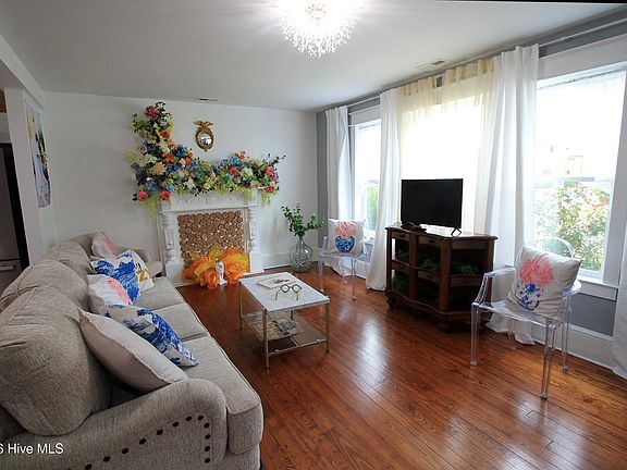 5th image of 400 E 11th Street