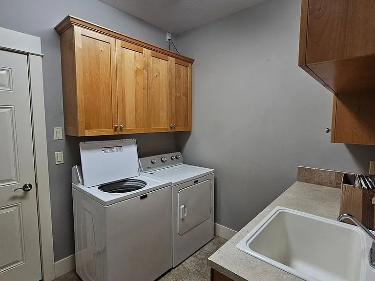 1082 SE Yarrow Ave — Photo 8