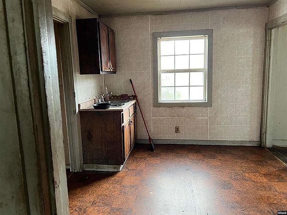 3rd image of 207 N Taylor St