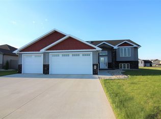 2013 Valley Bluffs Dr, Minot, ND 58701