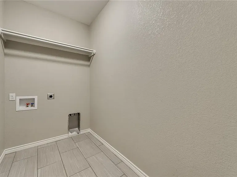 6037 Jennings St — Photo 16