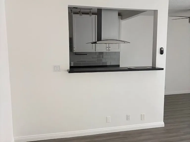 1341 N Poinsettia Pl — Photo 5