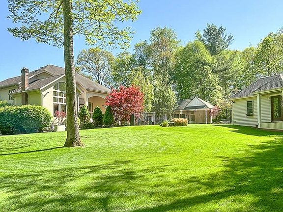 3rd image of 37 Putnam Hill Rd