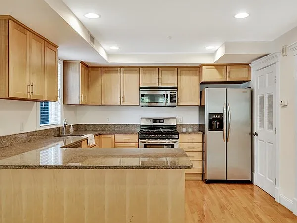 3 bed, 2.5 bath, 1727 sqft, $4,200 — Photo 4