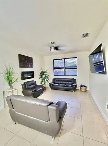 5 bed, 3.0 bath, 2550 sqft, $4,500 — Photo 3