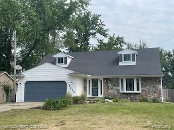 8826 Cooley Lake Rd, White Lake, MI 48386