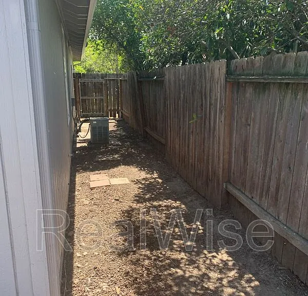 210 Sweetbrier Dr — Photo 32
