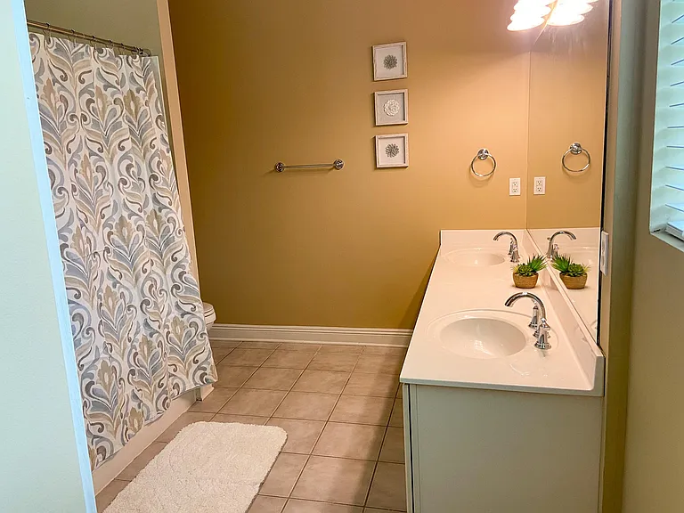 Primary Ensuite Bathroom with Jacuzzi tub/shower