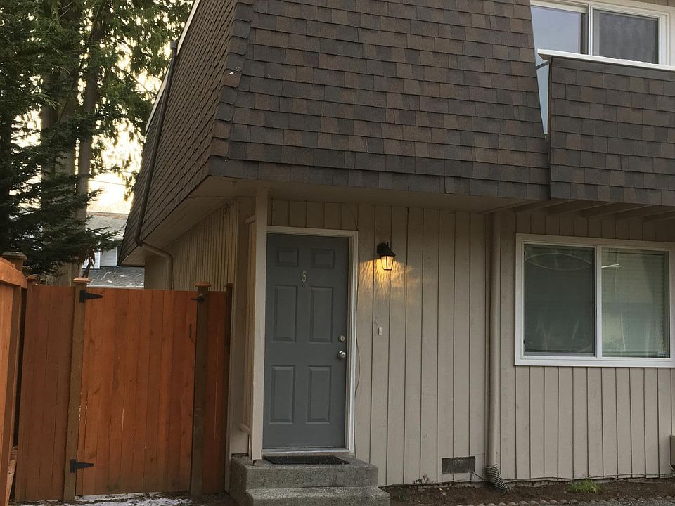 Parking, entrance and lockable side gate access, too! Patio 