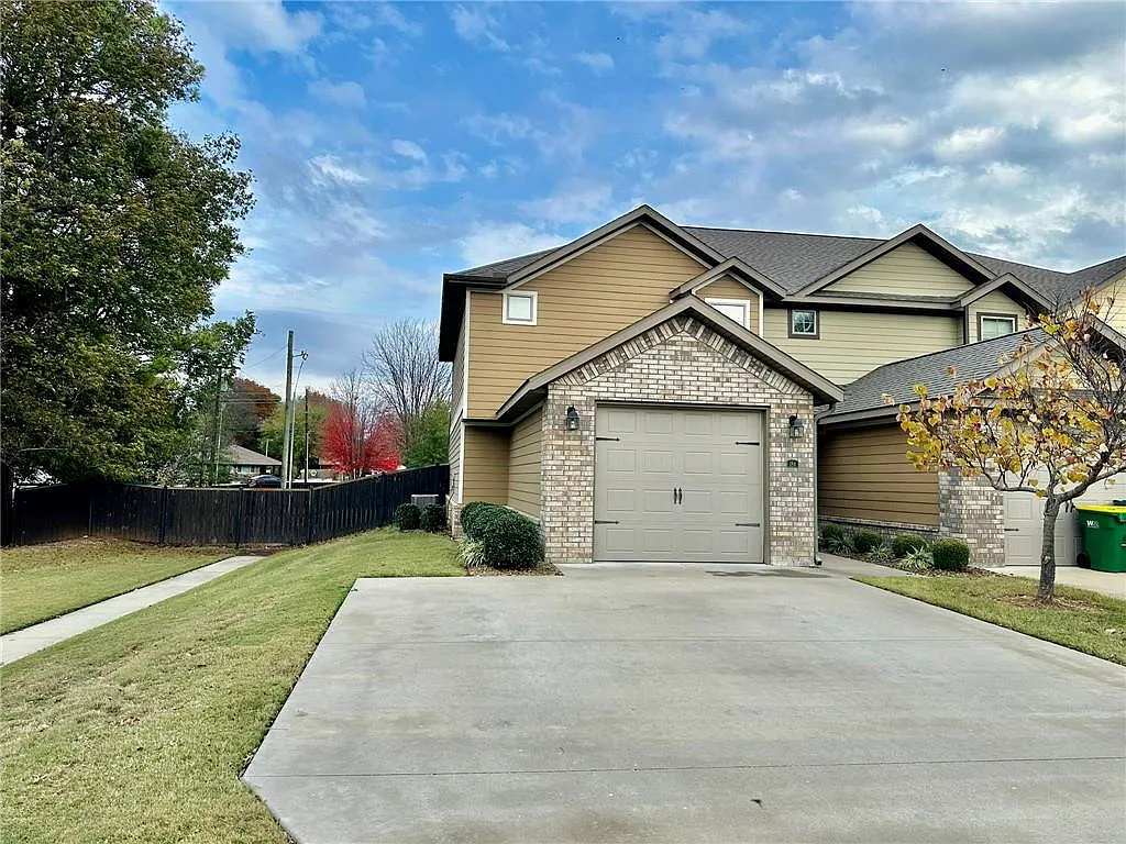 3 bed, 2.5 bath, 1515 sqft, $1,595 — Photo 2