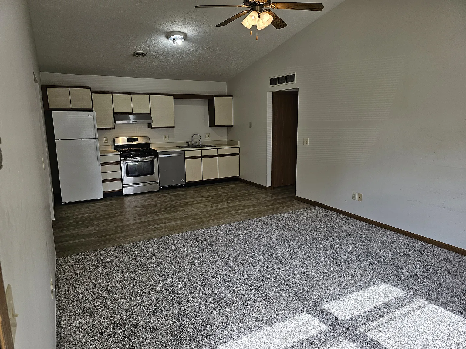 2 bed, 770 sqft, $1,025 — Photo 3