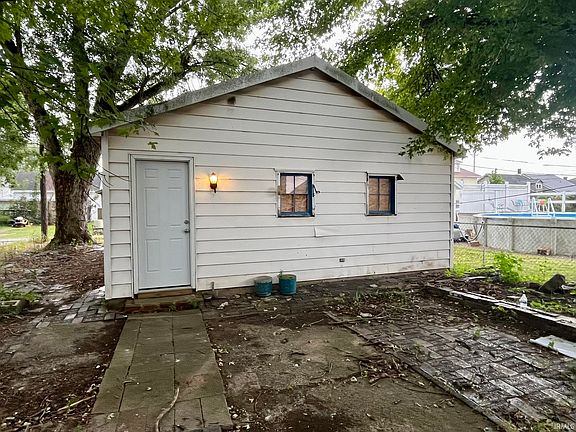 5th image of 271 W Main St
