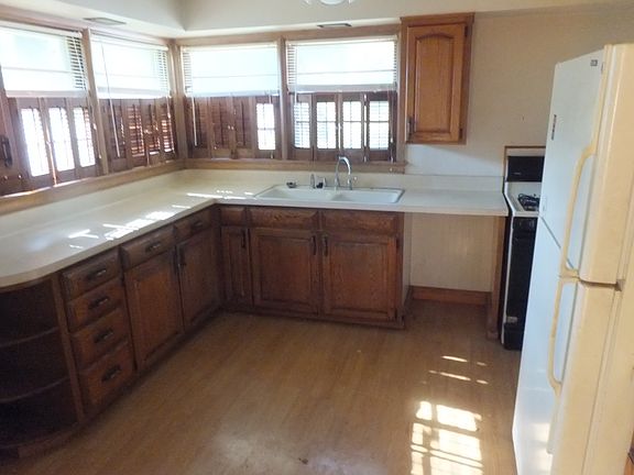 3rd image of 2304 Benderwirt Ave