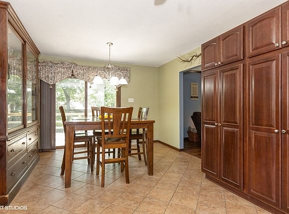 4th image of 216 Waubansee Dr