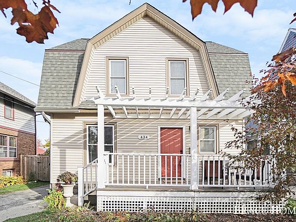 3rd image of 434 Rosewood Ave SE