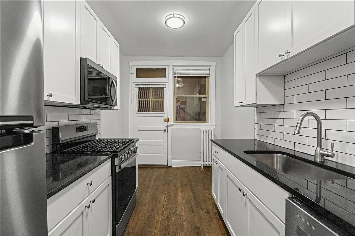 1 bed, 1.0 bath, $2,400 — Photo 2