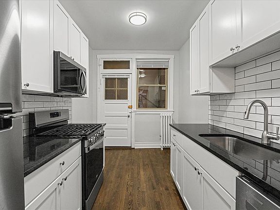 2nd image of 901 W Altgeld St APT 1B