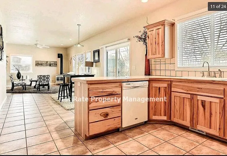 828 W Rollins St — Photo 6