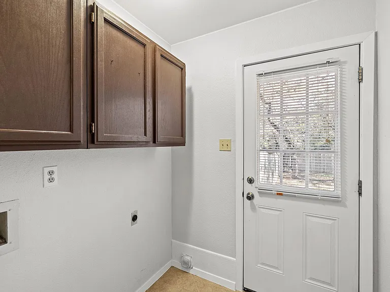 9807 Hundred Oaks Cir #B — Photo 12