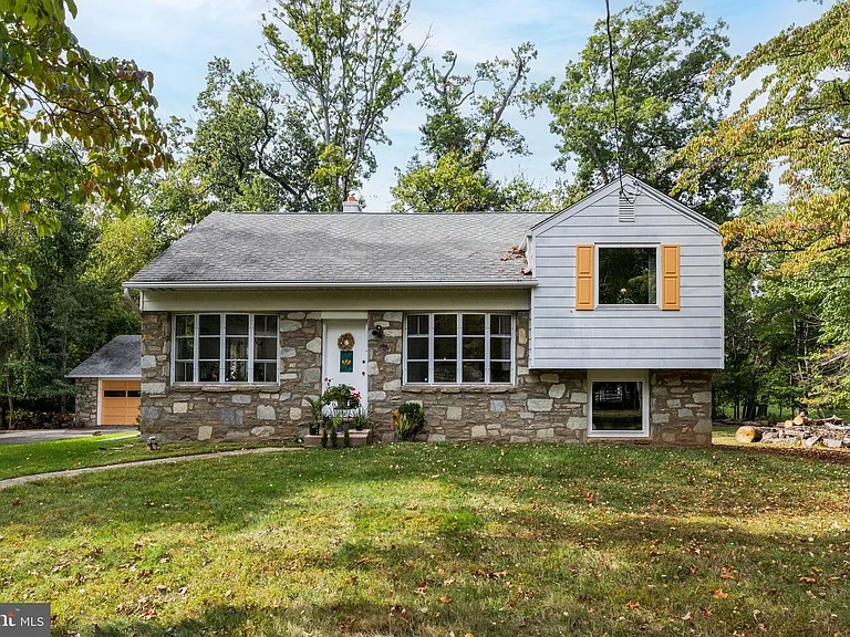 601 Cathcart Rd — Photo 2