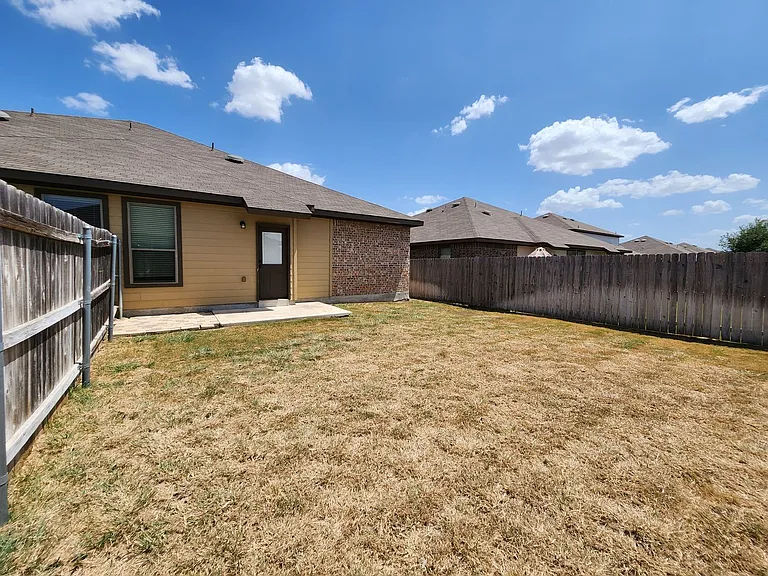 712 Creekside Cir — Photo 43