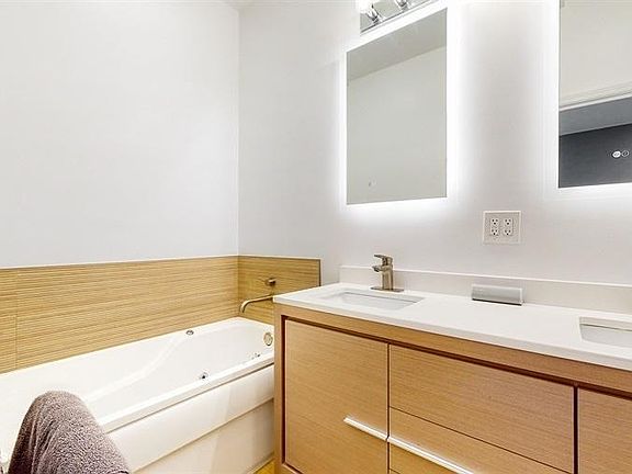 5th image of 1132 N Milwaukee Ave #2W