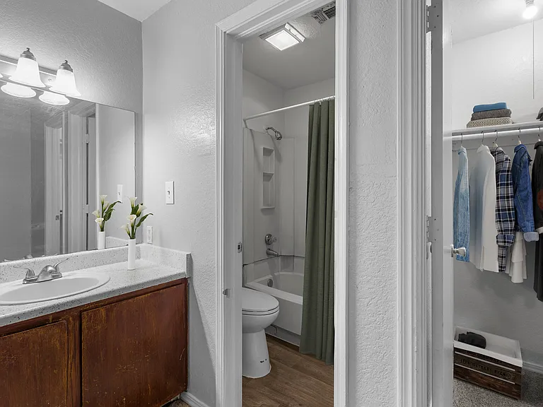 Silver Springs Apartments — Photo 15