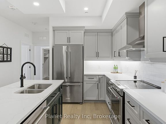 4th image of 71 Wyndham St S #1003