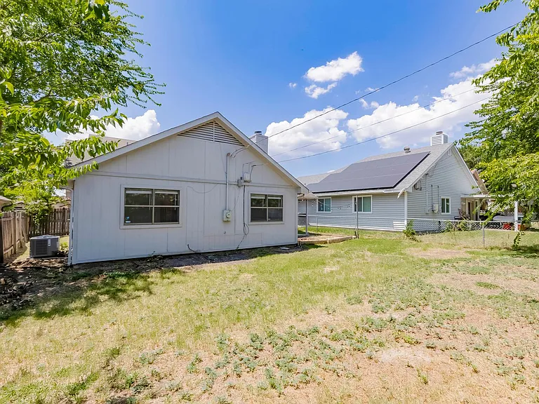 2015 Newton Dr — Photo 32