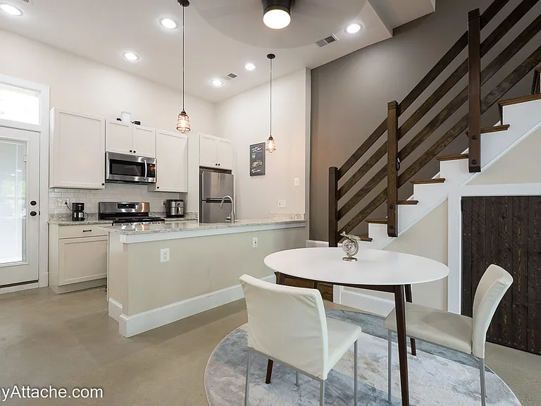 717 F St NE — Photo 1