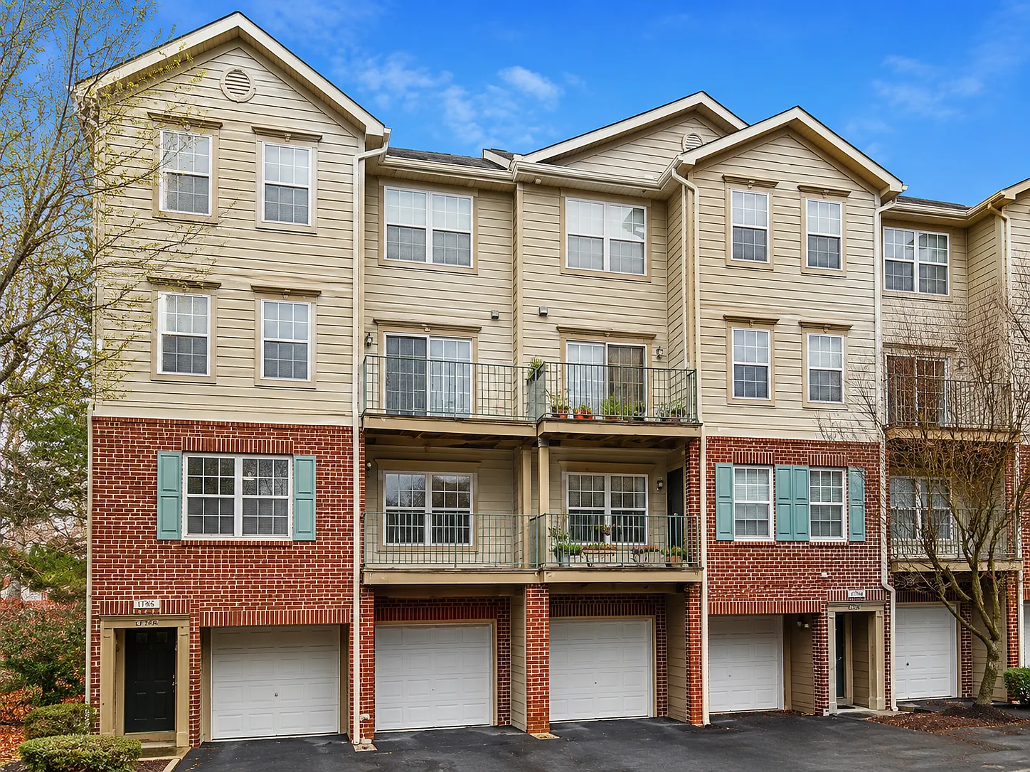 3 bed, 2.5 bath, 1850 sqft, $3,000 — Photo 2