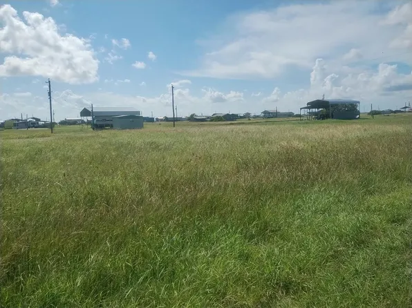 106 Salmon Ln, Palacios, TX 77465