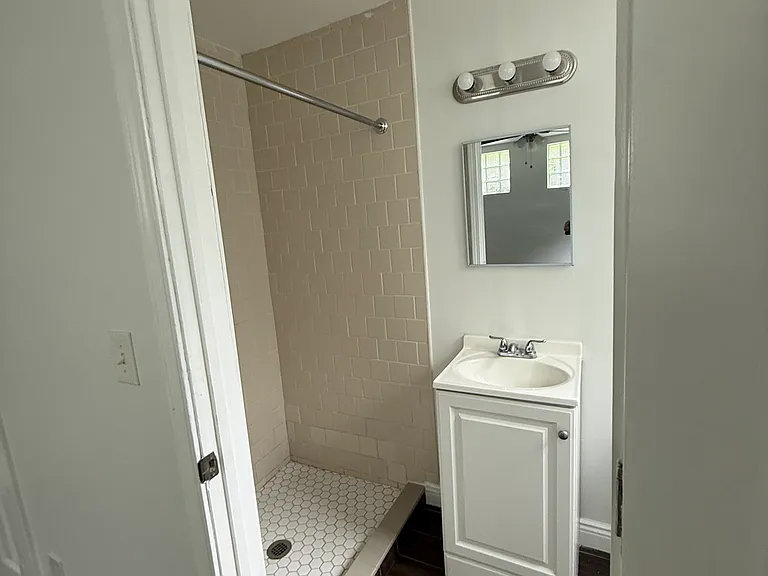 518 Clinton Springs Ave #3 — Photo 2
