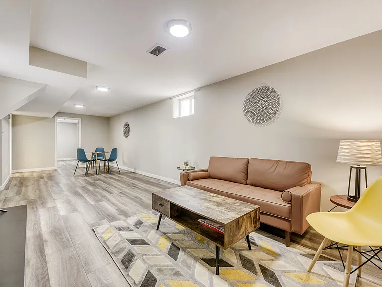 1015 W Longview Ave — Photo 17