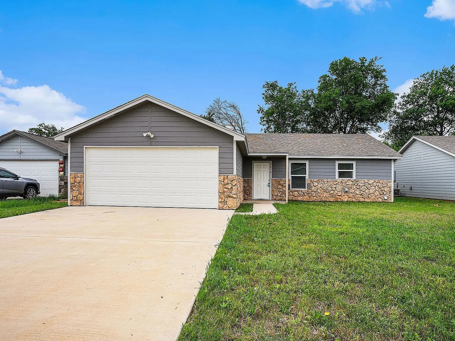 3 bed, 2.0 bath, 1400 sqft, $1,800 — Photo 1