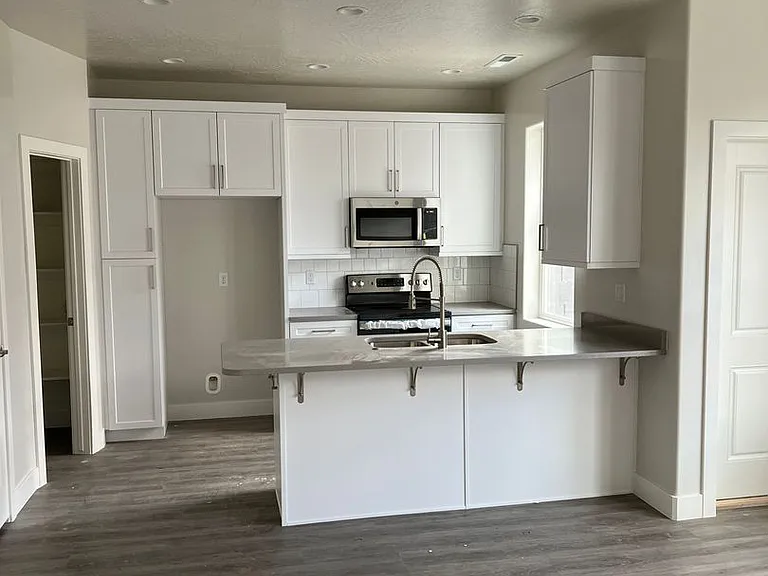 569 E Steeplechase Rd — Photo 3