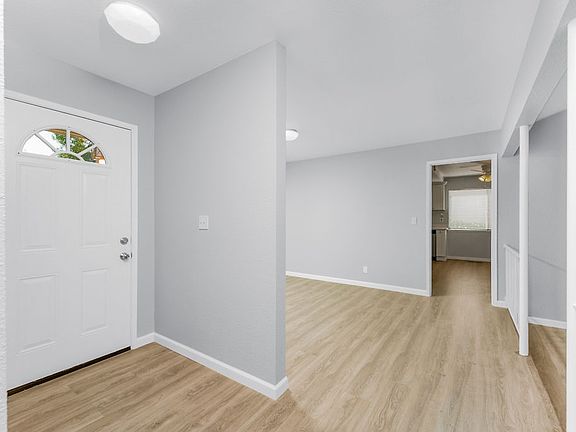 3rd image of 126 Picadilly Cir