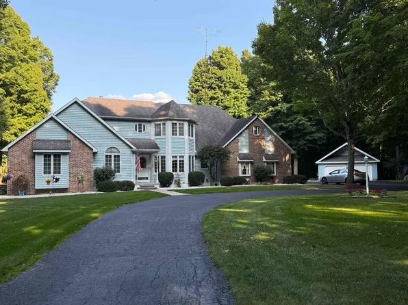 1225 Sugarbush Dr, Lapeer, MI 48446