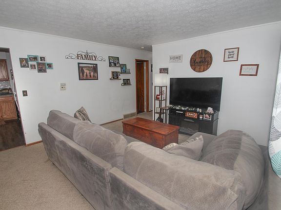 2nd image of 3740 Dresden St