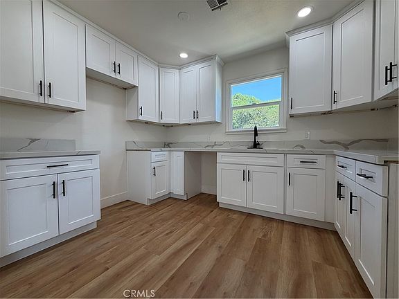 3rd image of 838 W 23rd St