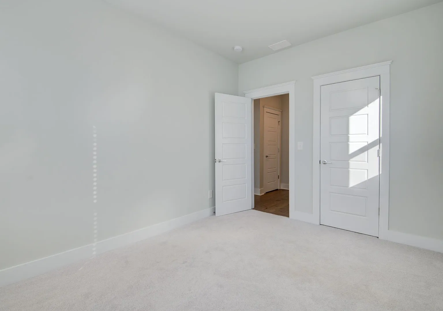 Modern Elegance in Waverly: 4 Bed, 3.5 Bath End Unit Townhome with High-End Finishes and Ideal Ci... — Photo 4