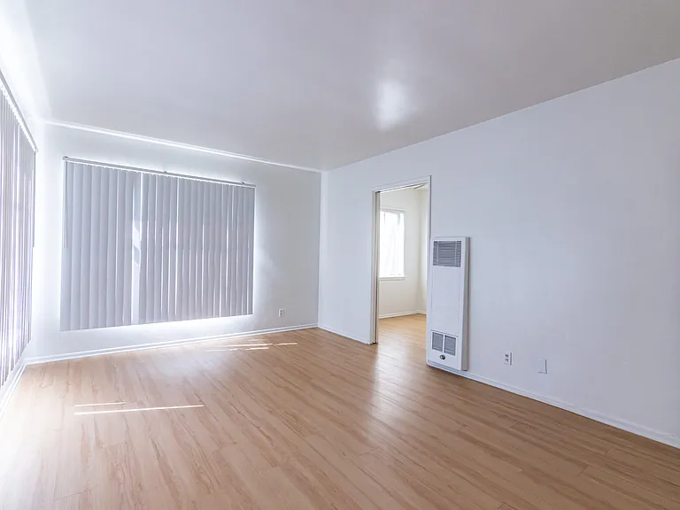 Gayley Manor Apartments — Photo 25