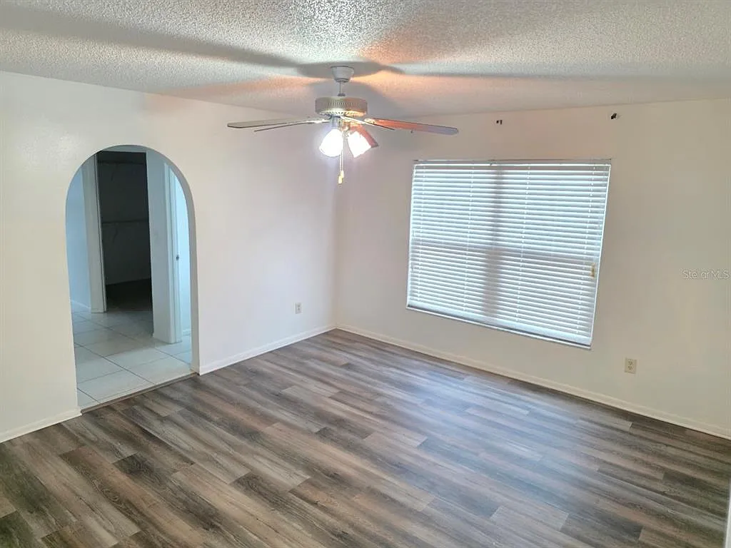 4 bed, 2.0 bath, 1889 sqft, $2,250 — Photo 2