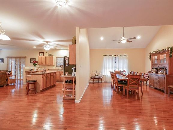3rd image of 302 E Spencer Ln